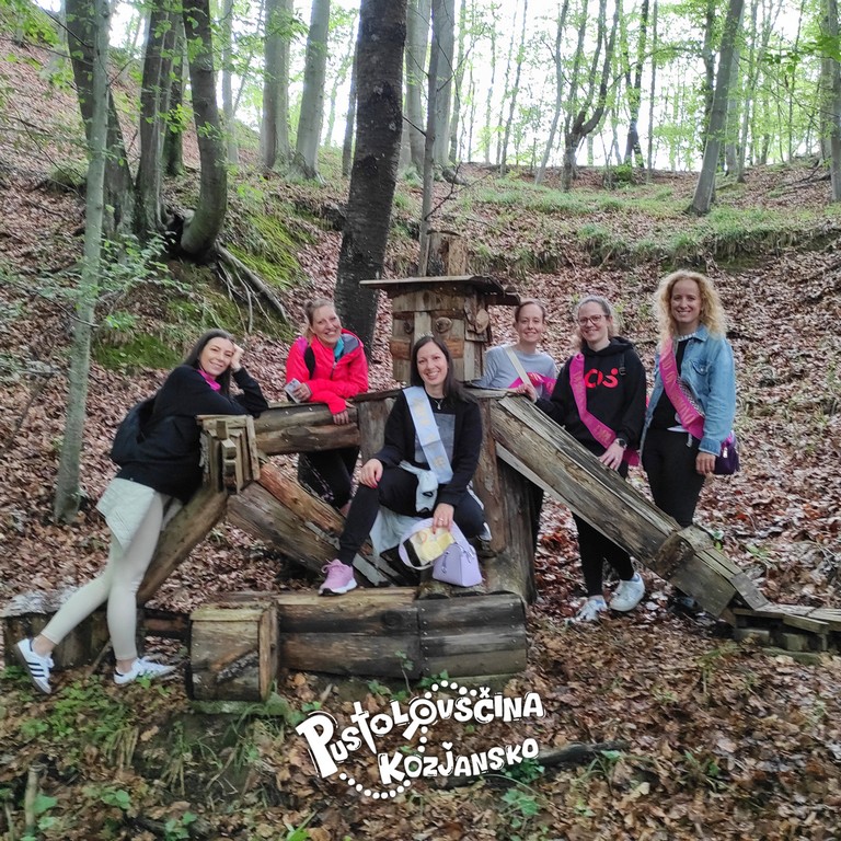 Pustolovščina Kozjansko - pustolovska ekipa igra igro soba pobega na prostem Ujemite razbojnika Guzaja.