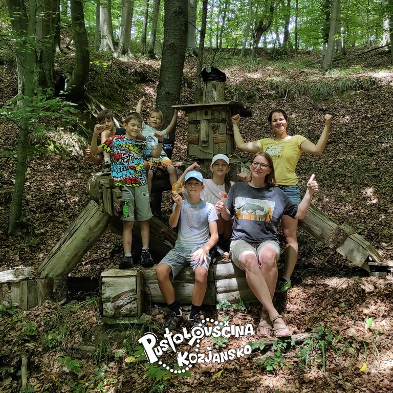 Pustolovščina Kozjansko - pustolovska ekipa igra igro soba pobega na prostem Ujemite razbojnika Guzaja.